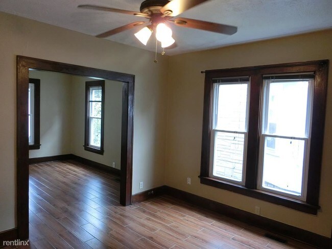 Building Photo - 3 br, 1 bath Townhome - 395 E Gates St