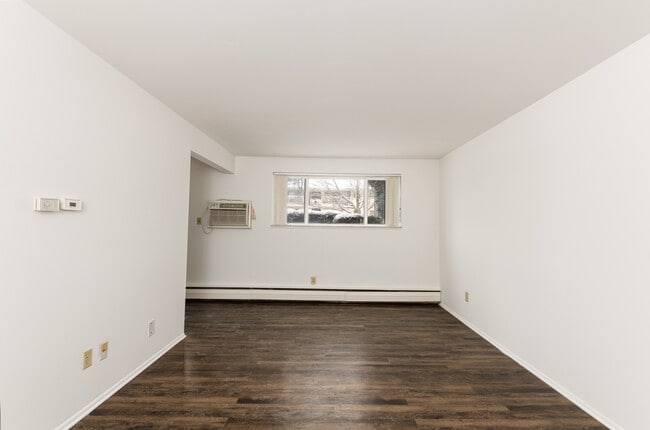 Building Photo - Amber Square Apartments and Townhomes