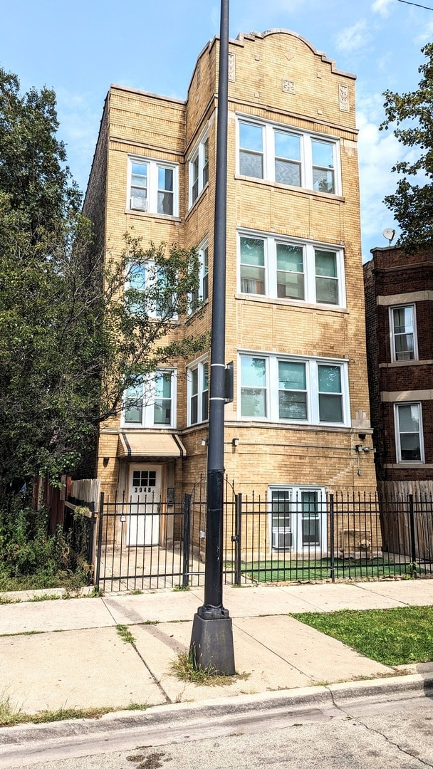 Building Photo - 3948 W Congress Pkwy