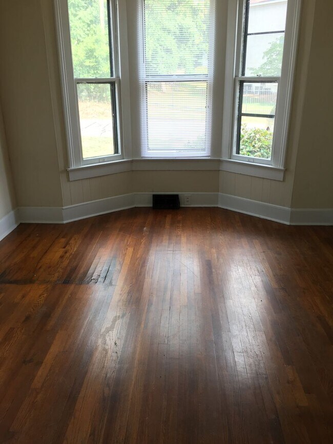Foto del edificio - Three Bedroom Pre-Leasing- Carr St.
