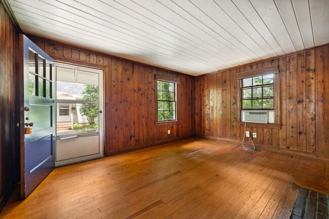 Building Photo - Adorable cottage in prime Chapel Hill loca...