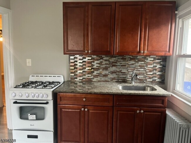 Building Photo - 672 Mt Hope Ave