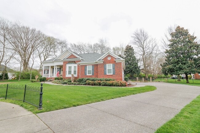 Photo - 5 Bed, 3.5 Bath w/ 3 Car Garage Less than 1 Mile from Downtown Franklin House