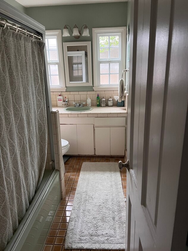 Shared Bath - 504 Douglas Ave