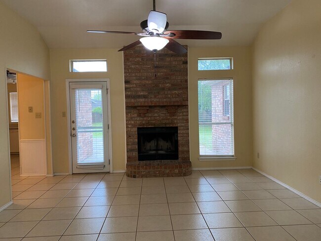 Foto del edificio - BISD, LARGE BACKYARD, ALL BRICK