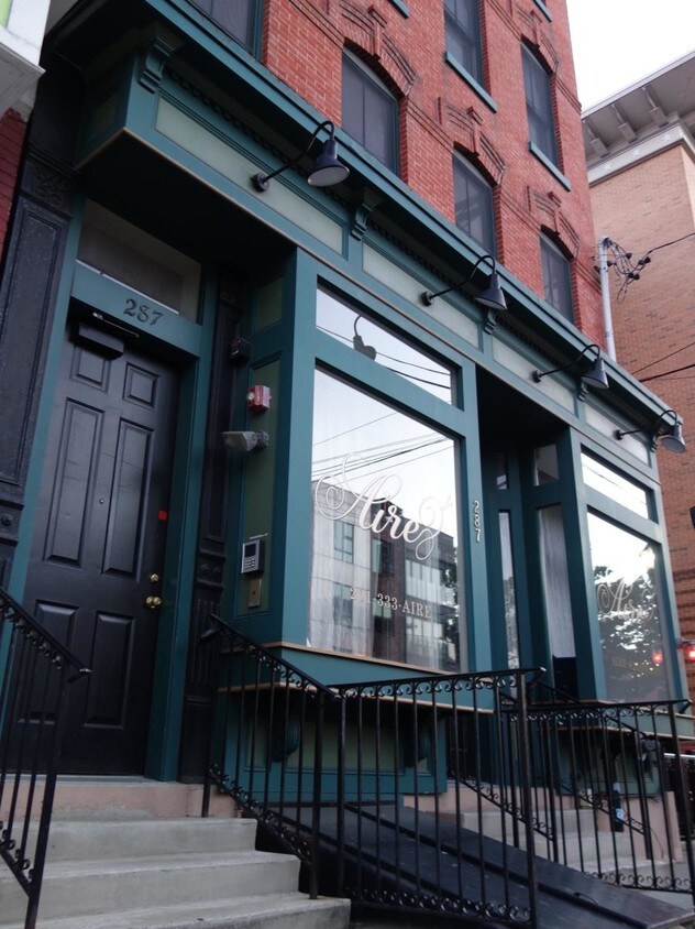 Primary Photo - 287 Grand St