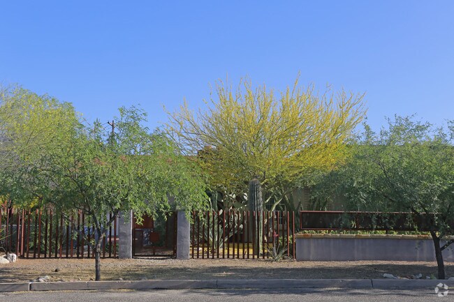 Building Photo - LUXURY DUPLEX