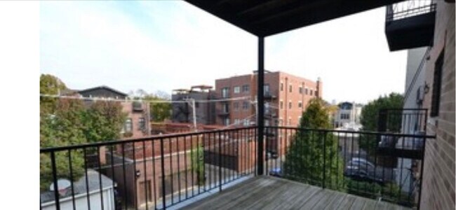 Building Photo - 1418 W Belmont Ave