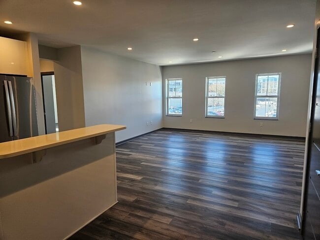 Foto del edificio - 145 Newbury Ave