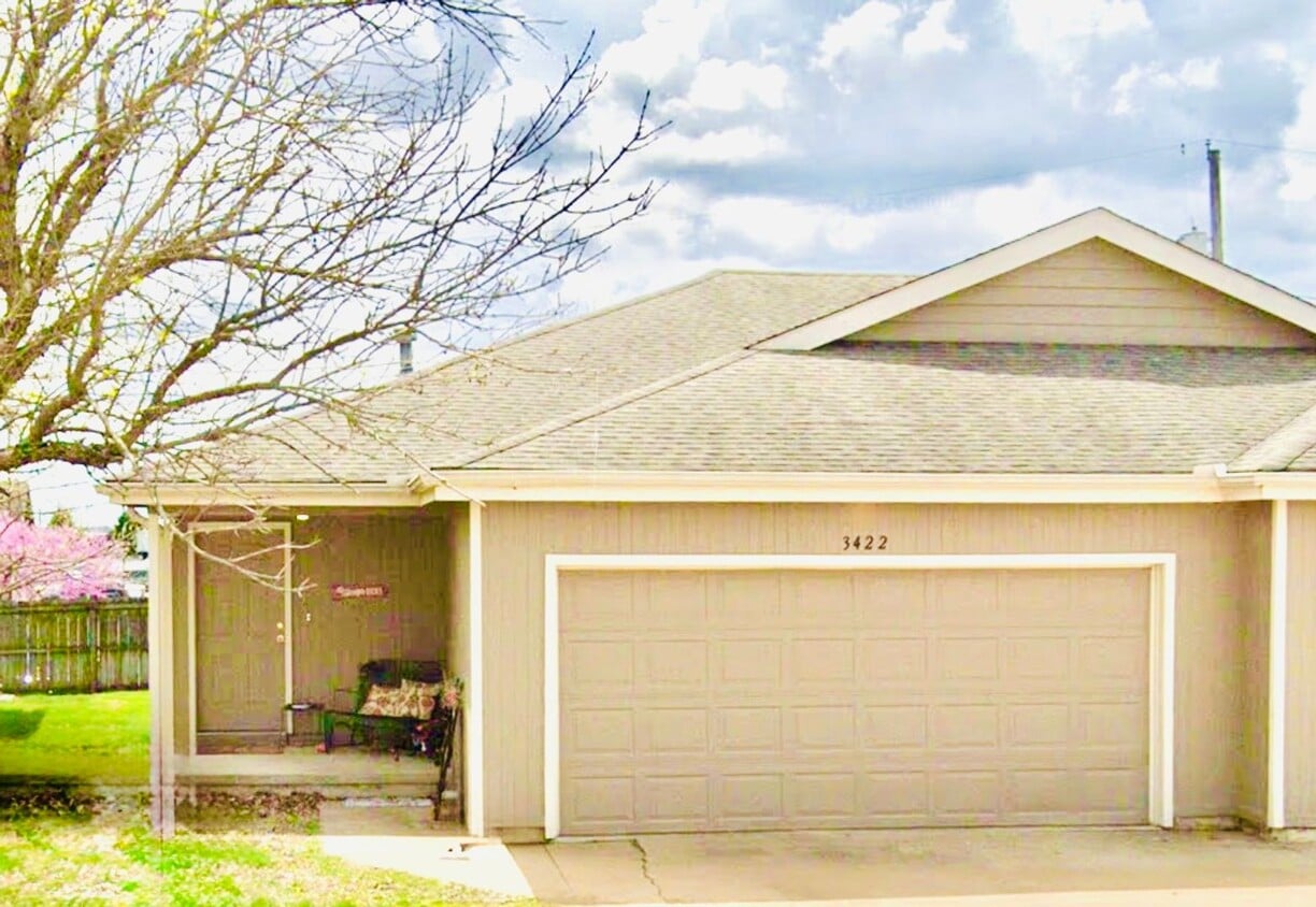 Primary Photo - Great 3 Bed 2 Bath Duplex w/ attached 2 ca...