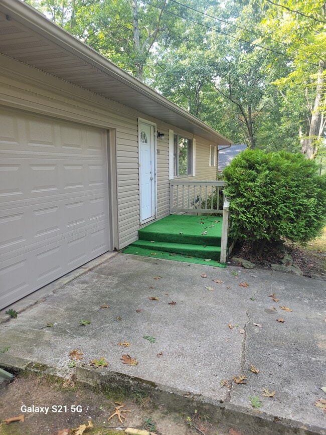 Building Photo - 214 Lakeshire Dr