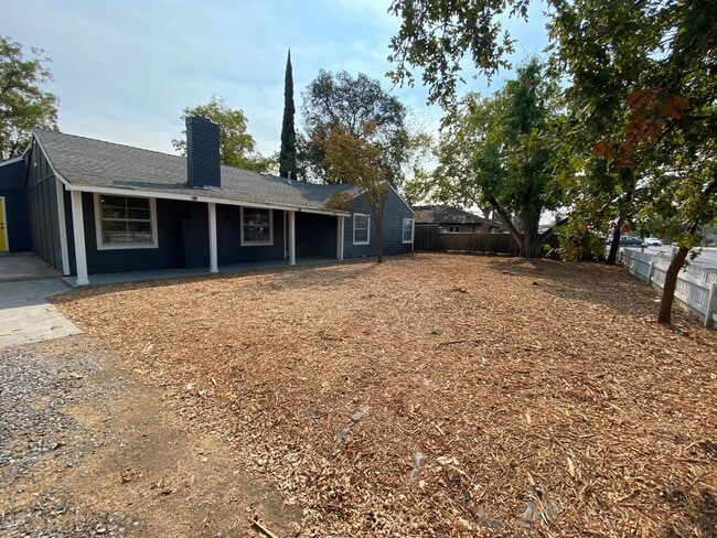 Photo - Beauitfully upgrade 3 Bedroom on large lot! House