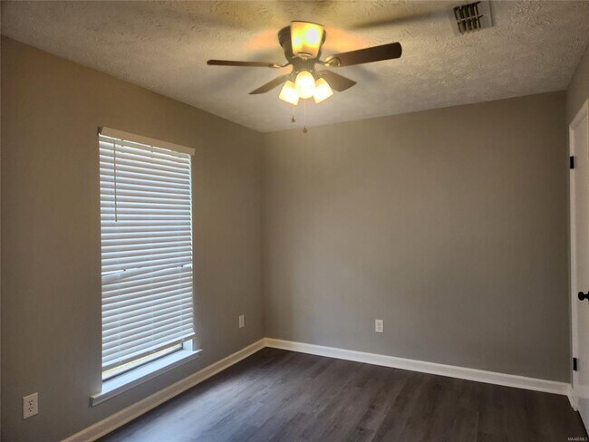 Foto del edificio - 463 Durden Rd