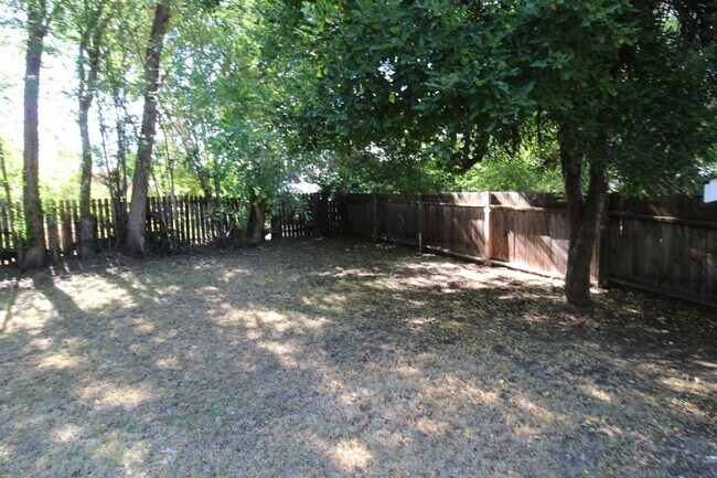 Building Photo - 1528 1/2 Ivory St