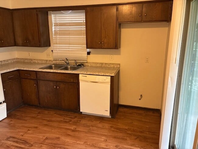 Building Photo - Charming West Norman Duplex