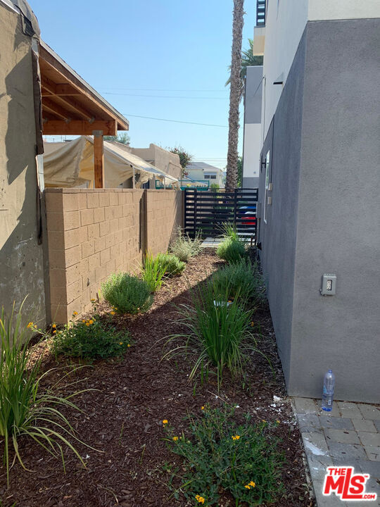 Foto del edificio - 5733 1/2 Fulcher Ave