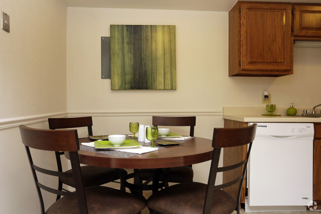 Classic Dinning Room - Linden Park Apartments