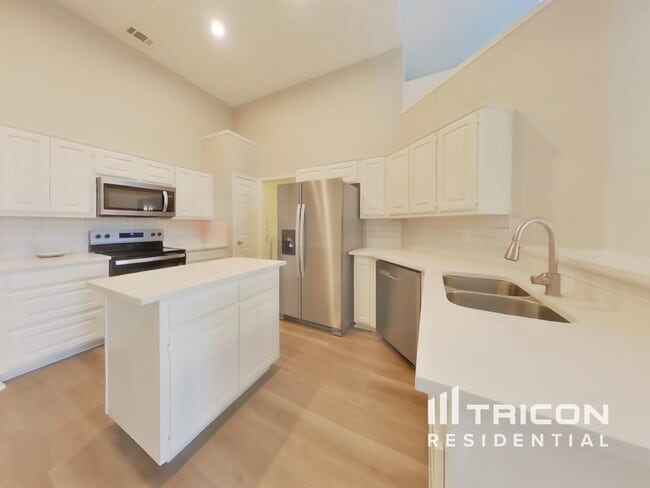 Building Photo - 2085 Amherst Dr