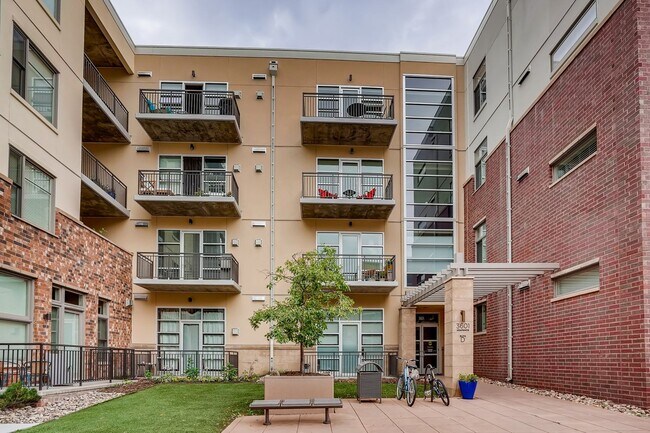 Building Photo - 2BDR Condo w/ AMAZING private patio & amenities!