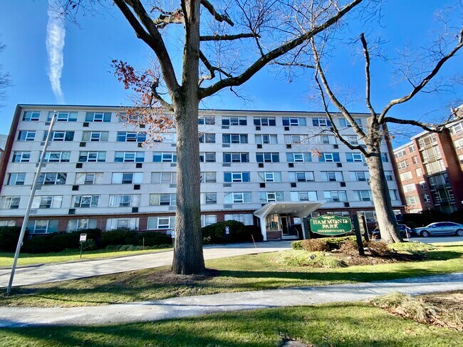 Foto del edificio - 10 Hammond Pond Pky