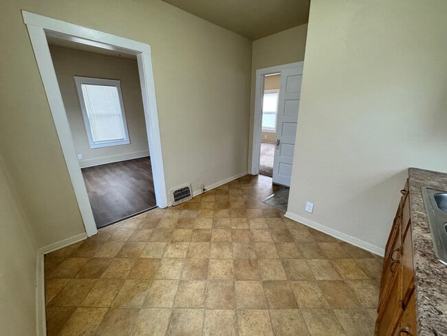 Building Photo - 3 Bedroom House