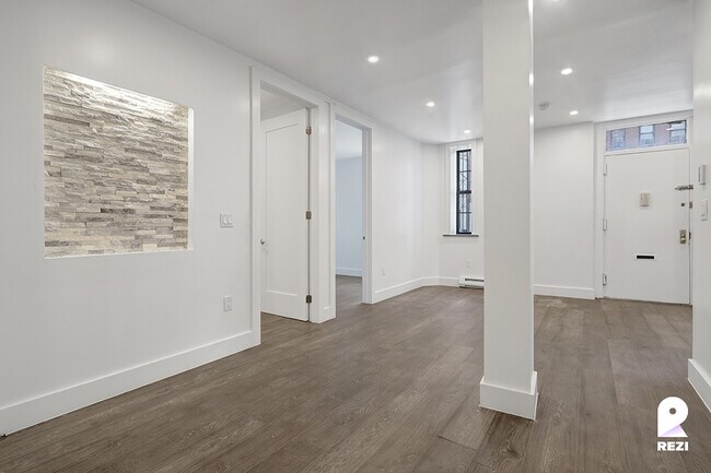 Foto del edificio - 65 Seaman Ave