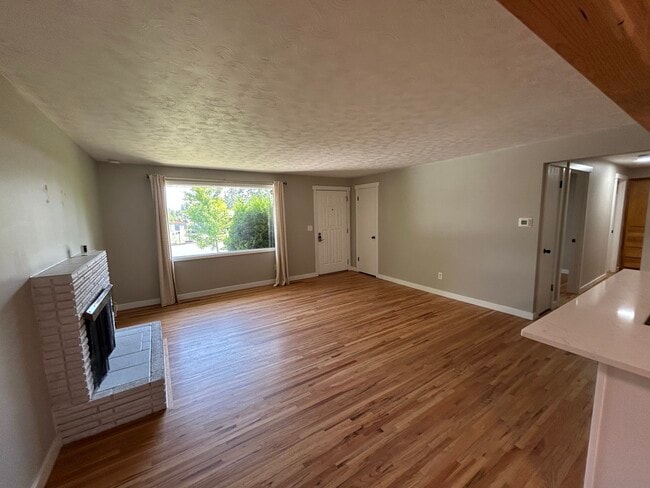 Living Room - 332 W Greta Ave