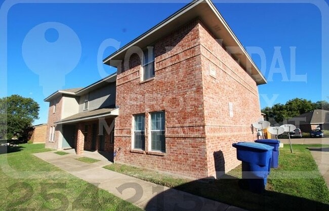 Building Photo - 306 Creek St