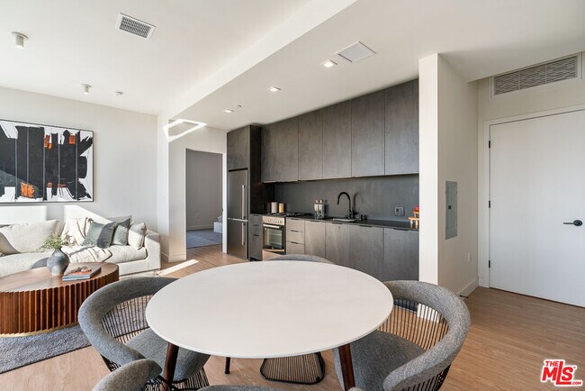 Foto del edificio - 3688 Overland Ave