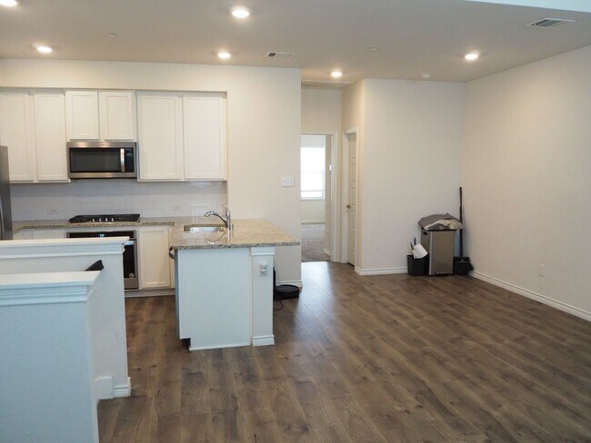 Foto del edificio - 4 Bed 3.5 Bath in Windhaven Crossing
