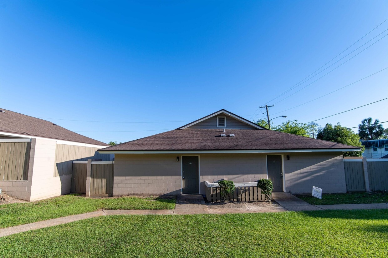 Primary Photo - 2241 W Pensacola St