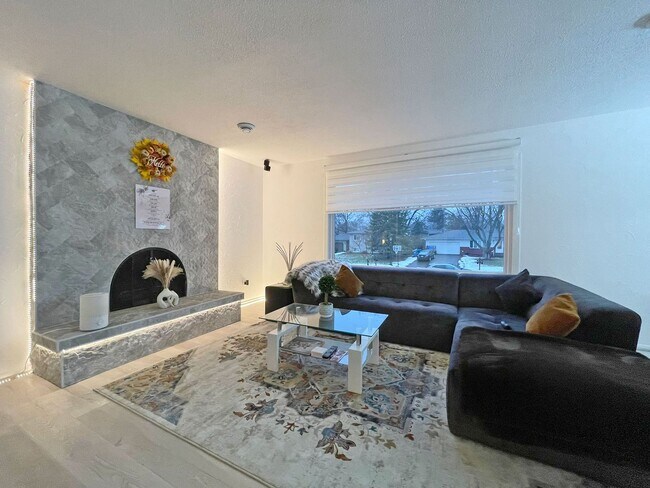 Foto del edificio - Sparkling Newly Remodeled Beauty with Fenc...