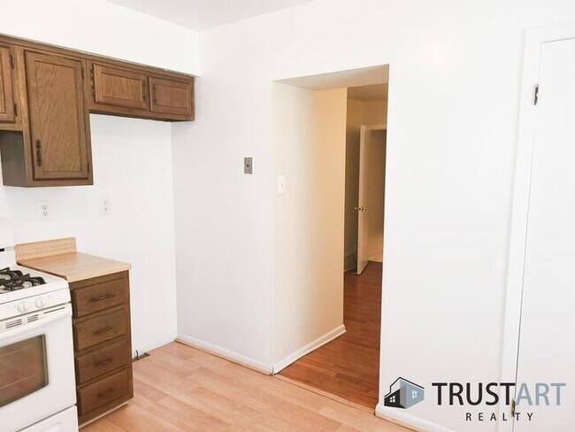 Building Photo - 2 Bedroom House in Germantown