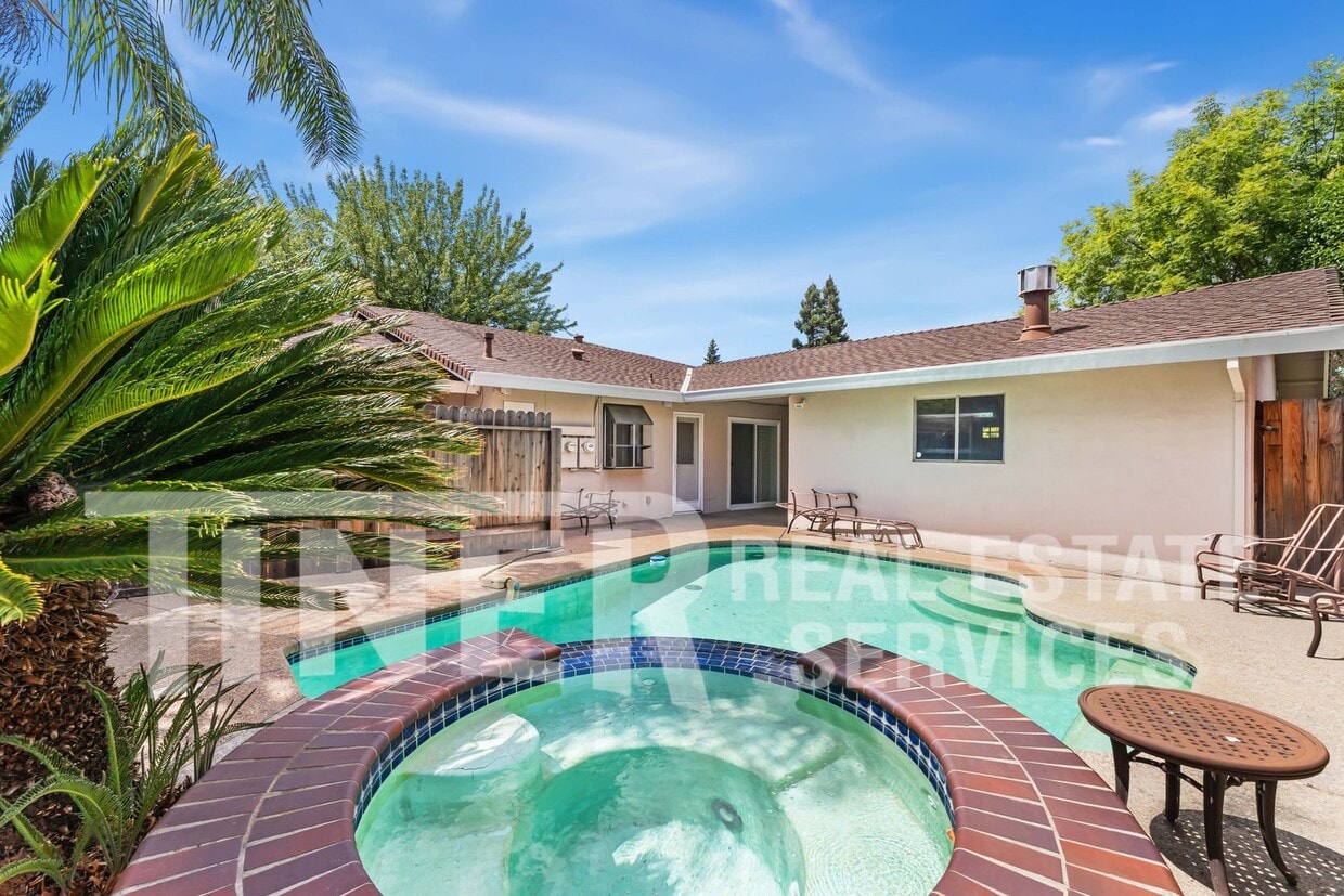 Photo - 8 Saratoga Cir-