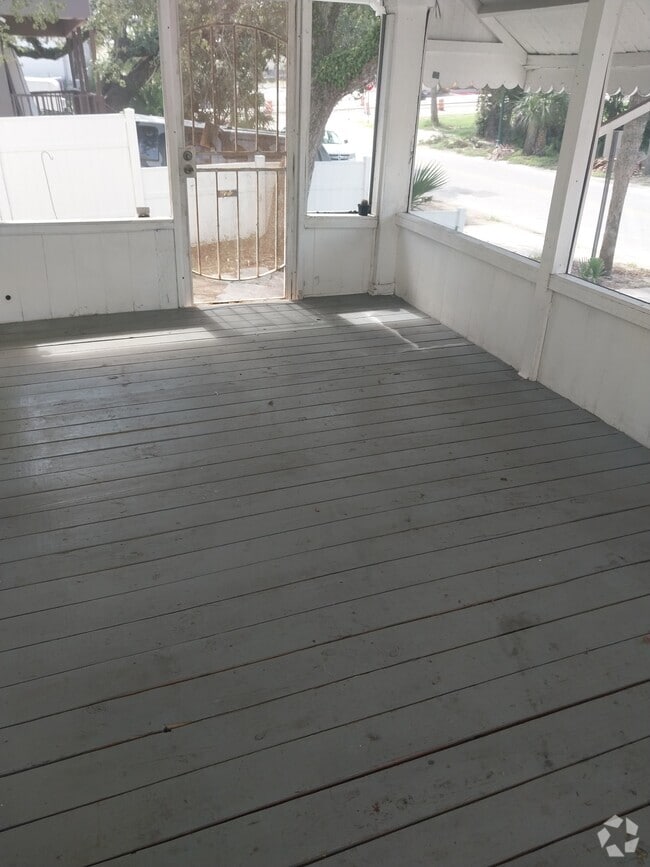 Building Photo - 211 S Oleander Ave