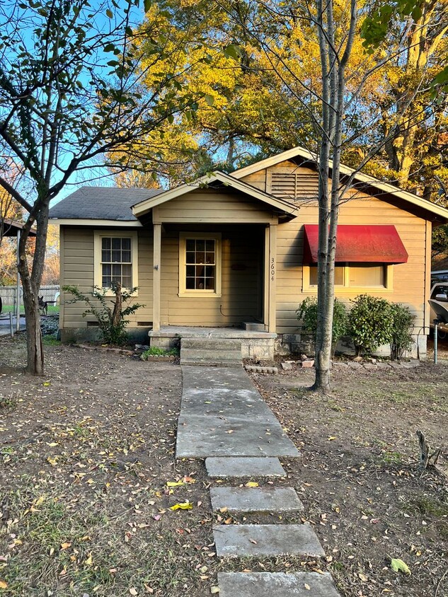 Primary Photo - Two Bedroom 1 Bath House - 3604 Main - TX