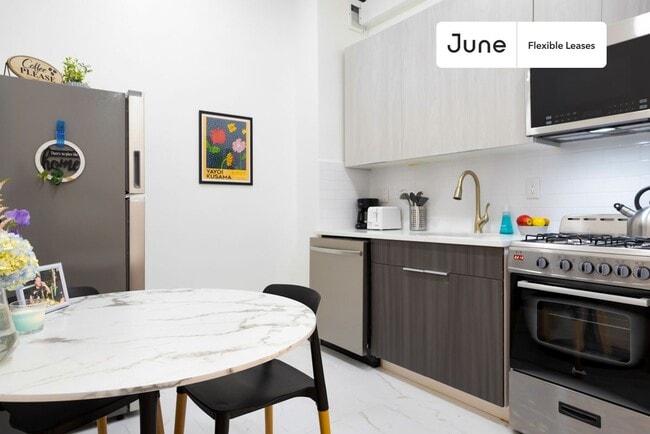 Building Photo - Spacious ROOM at The Park Avenue House