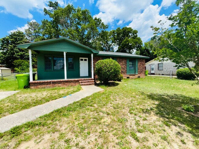 Building Photo - 3 Bedroom 1 Bath Available NOW!
