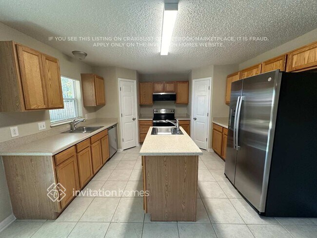 Building Photo - 3165 Hoover Dr