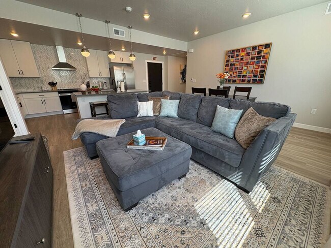 Building Photo - 206 N Chapparell Dr