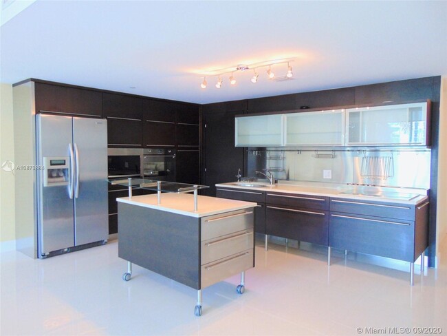Building Photo - 6000 Collins Ave