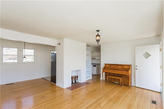 Building Photo - 812 Rosebank Ave
