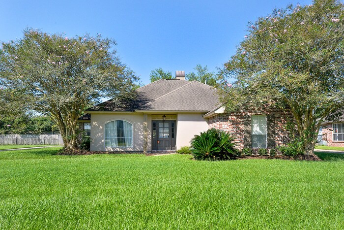 Primary Photo - Spacious 3/2.5 home in great neighborhood