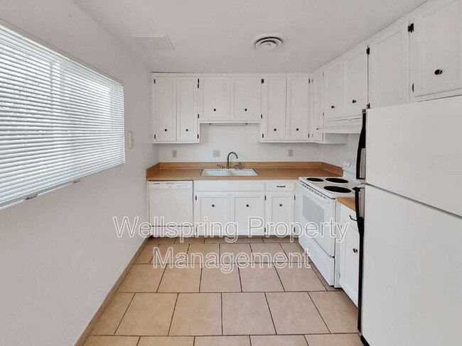 Building Photo - 209 N Alvord St