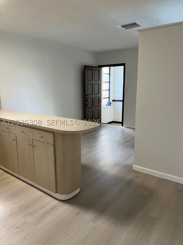 Building Photo - 321 SW 71st Ave