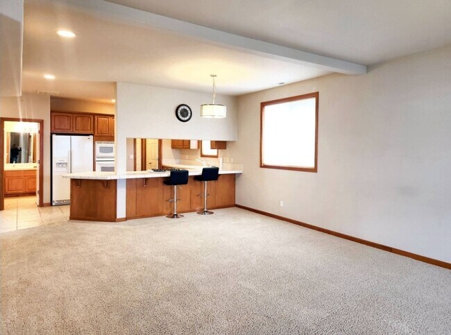 Foto del edificio - LARGE 2-Story 4 Bedroom Townhouse for Rent