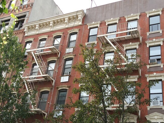 Foto del edificio - 219 E 2nd St