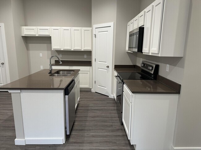 Building Photo - 13532 W Haskell Ct