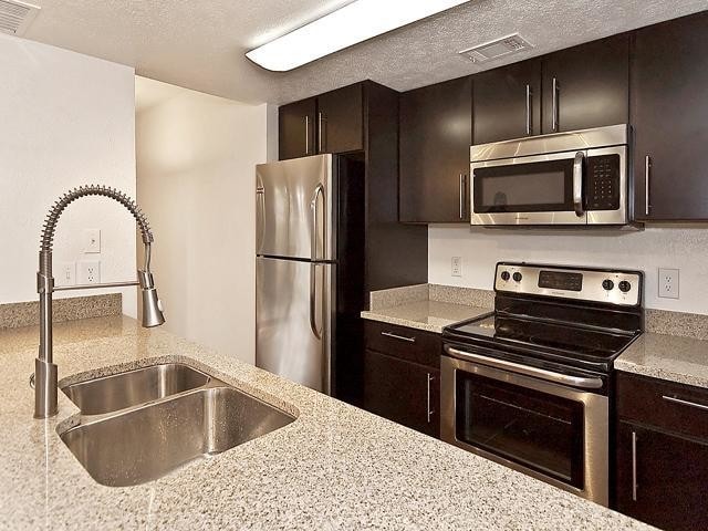 Foto del edificio - 5909 Birchbrook Dr