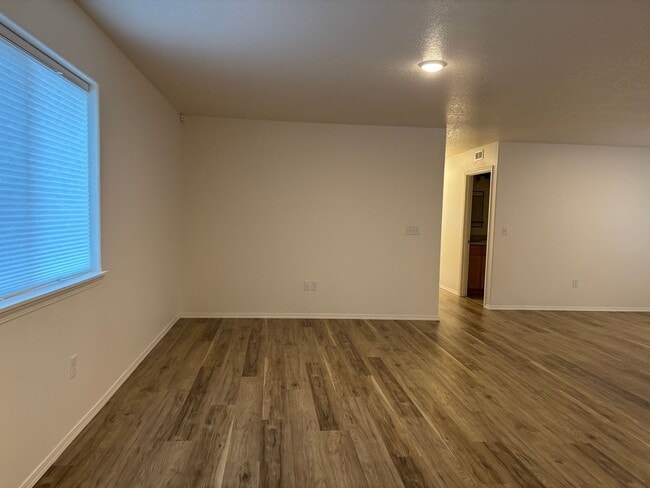 Foto del edificio - Single Level Home in McMinnville - Pets Allowed